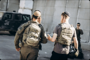 מביט לעבר היישובים מאחור ומתמלא גאווה. כתבנו עם סמ"ר א', צילום: מיכה בריקמן