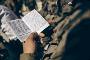 הרמוניה מוחלטת של קודש וחול, בין תפילה לירי פגזים, צילום: מיכה בריקמן